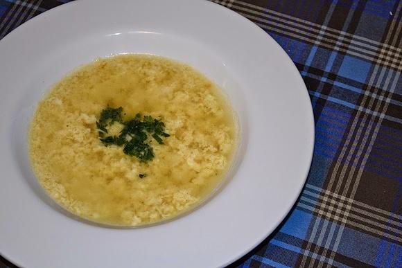 Zupa straciatella – włoska wersja klasycznego rosołu