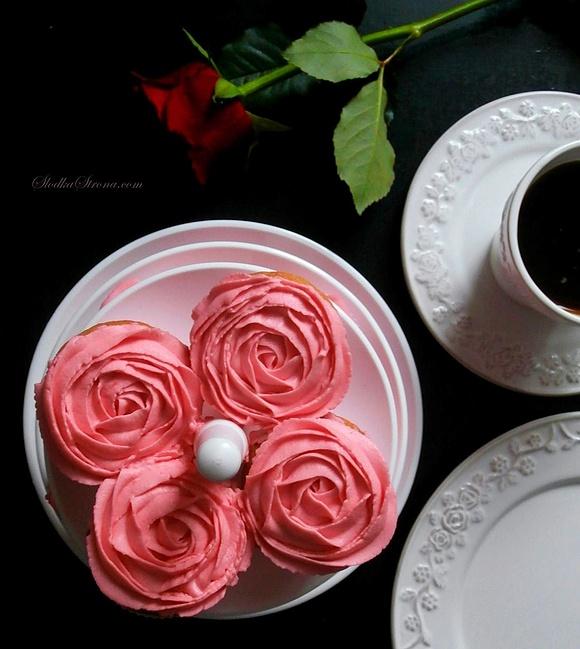 Babeczki różyczki z aksamitnym kremem mascarpone