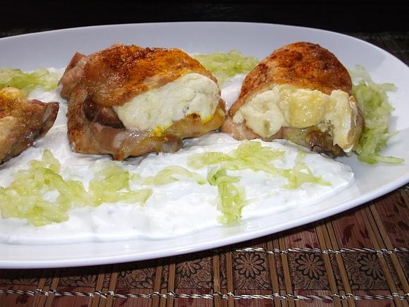 Pieczone podudzia z kurczaka z serem Camembert i czosnkiem