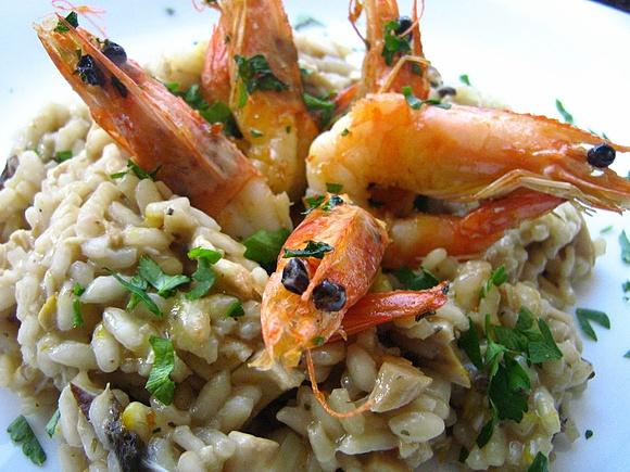 Risotto z grzybami, szafranem i kurczakiem pod krewetkami