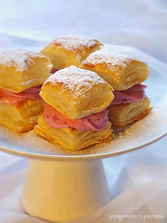 Poduszeczki francuskie z kremem porzeczkowym