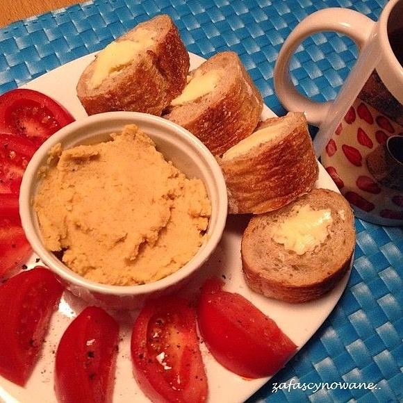 Domowy humus - przepis na pastę z ciecierzycy i sezamu