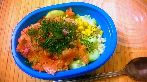 Sałatka z kuskusem i łososiem do lunchboxa