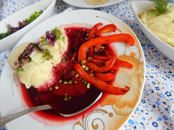 Czerwony barszcz bez buraków z warzywami gotowanymi i grillowanymi