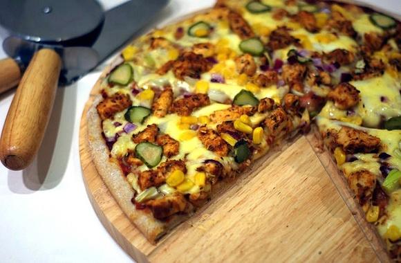 Pizza gyros z dodatkami i przyprawami
