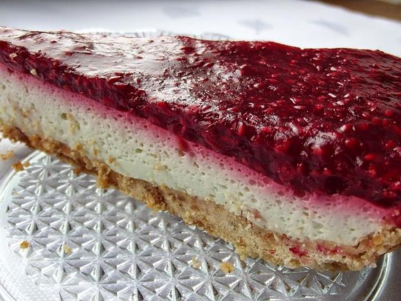 Tarta na migdałowym spodzie z pianką serową i galaretką malinową