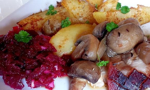 Pieczona szynka ze skórą i pieczone ziemniaki