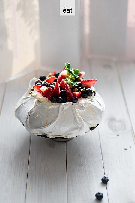 Pavlova z owocami i pistacjami