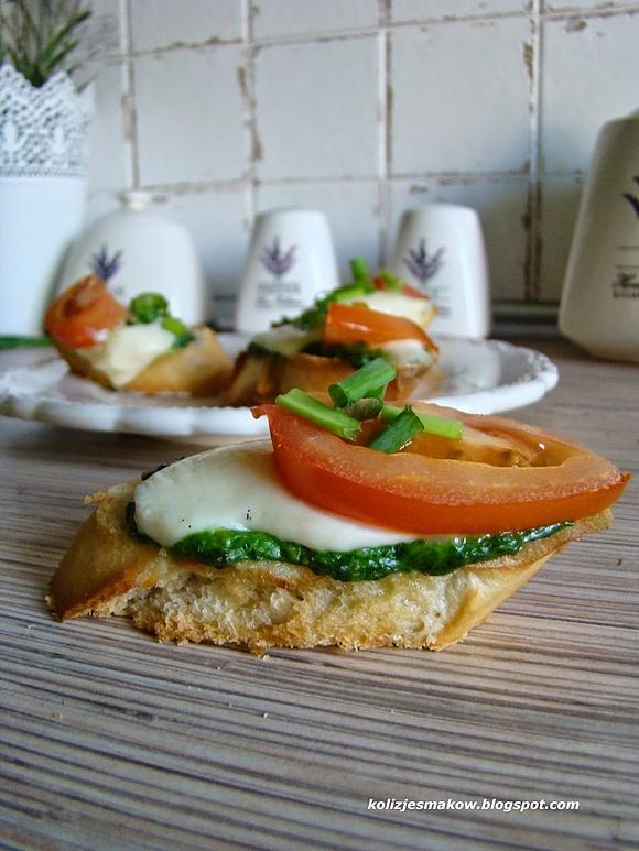 Grzanki z pesto, mozzarellą i pomidorem
