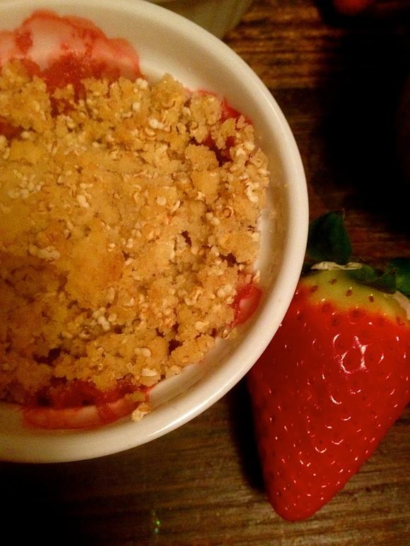 Crumble truskawkowe z amarantusem - szybki deser na gorąco