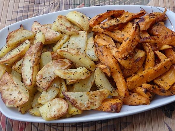 Pieczone bataty i ziemniaki - przepis na smaczną przekąskę lub dodatek do obiadu