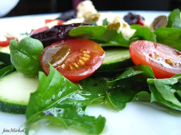Sałatka z pieczonymi śliwkami i serem ricotta