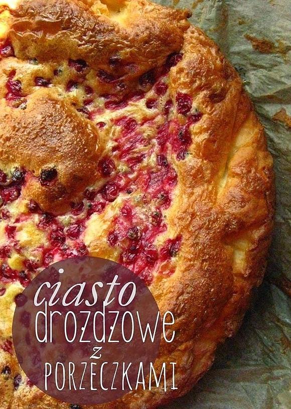 Placek drożdżowy z masą śmietanową i owocami