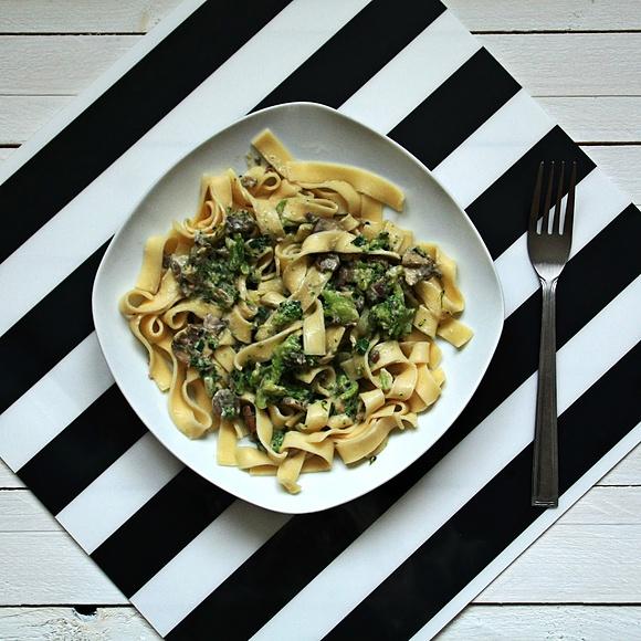 Tagliatelle z sosem pieczarkowym i brokułami
