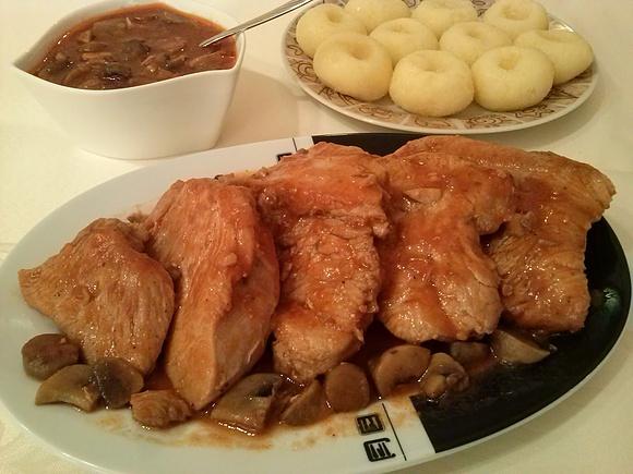 Indyk po prowansalsku z sosem pomidorowo-pieczarkowym