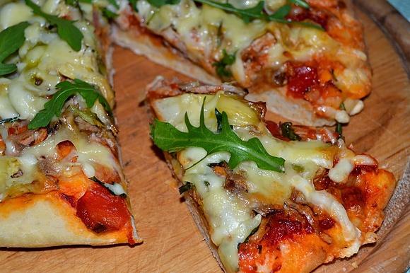 Pizza z pieczoną karkówką i ziemniakami na cieście piankowym