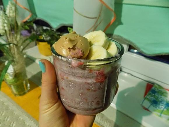 Malinowo daktylowa owsianka z masłem orzechowym i bananem