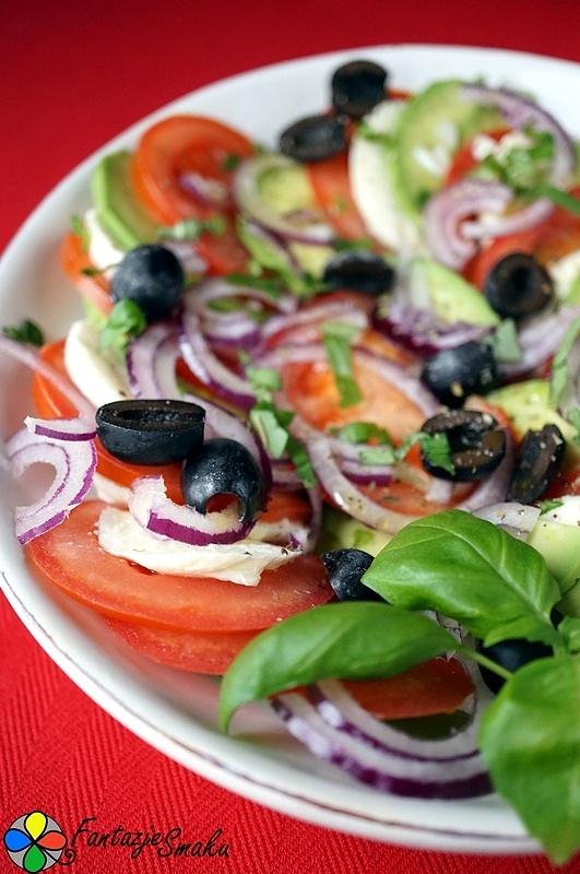 Sałatka z mozzarellą, pomidorem, awokado, oliwkami i czerwoną cebulą