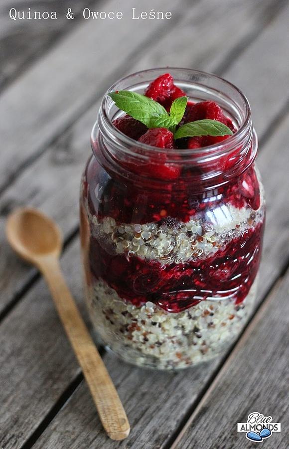 Leśny mix z quinoa i owocami jagodowymi wegańskie