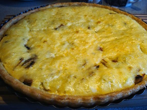Quiche z szynką, pieczarkami i żółtym serem