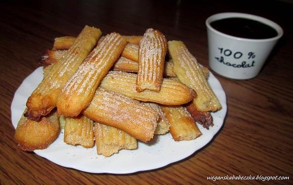 Churros z czekoladą i cynamonem, chrupiące i miękkie w środku