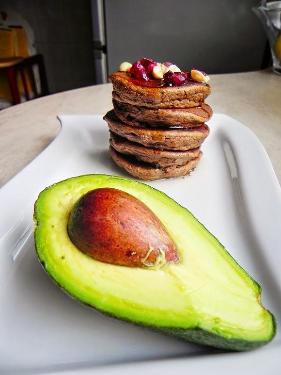 Awokado brownie pancakes – delikatne i puszyste placki z kakao
