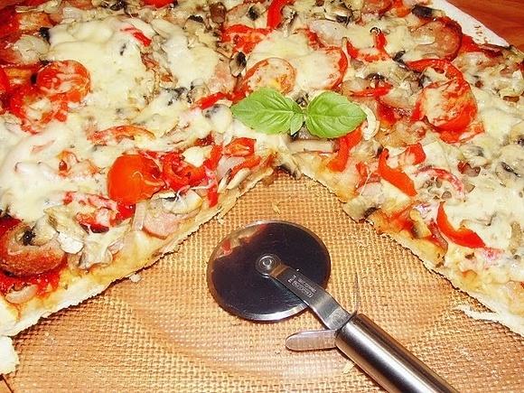 Pizza z pieczarkami i kiełbasą