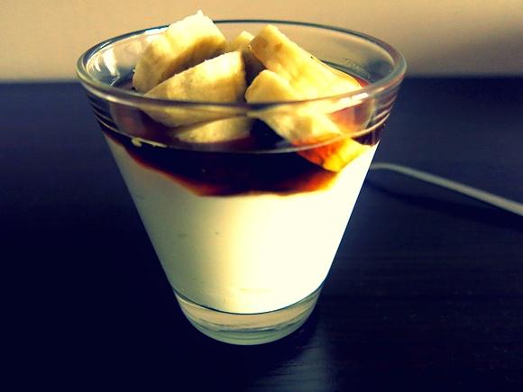 Jogurt grecki z syropem klonowym i bananem