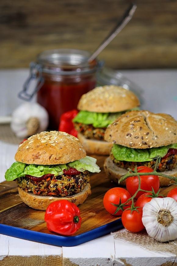 Wegańskie burgery z komosy ryżowej