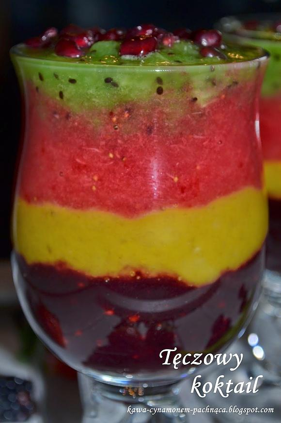 Tęczowy koktail z owoców bananów kiwi i truskawek