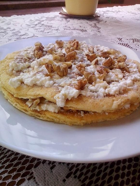Omlet idealny na lekkie śniadanie z twarogiem miodem i orzechami