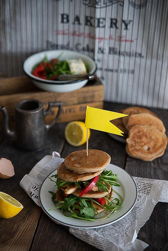 Burgery z placków gryczanych z kurczakiem rukolą i serem pleśniowym