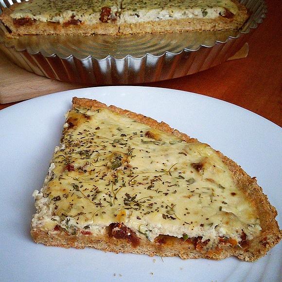 Tarta z mąki jaglanej i pełnoziarnistej z makrelą, twarogiem i suszonymi pomidorami