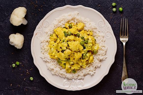 Curry z kurczakiem, kalafiorem i zielonym groszkiem