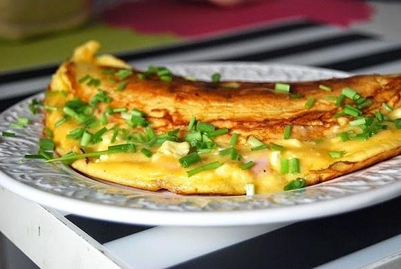 Puszysty omlet z szynką i twarogiem