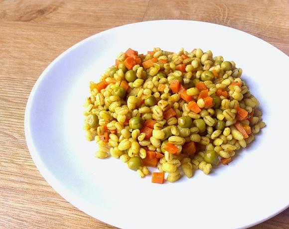 Pęczak z marchewką, groszkiem i curry - sałatka na szybki obiad
