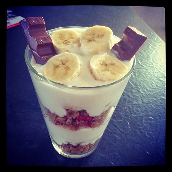Deser z granolą truskawkową jogurtem i bananem