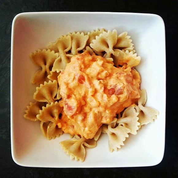 Farfalle z kurczakiem mascarpone pomidorami i słodkim sosem chili
