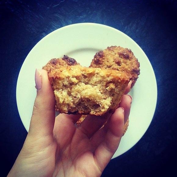 Pełnoziarniste muffiny jogurtowe z granolą bananowo-czekoladową