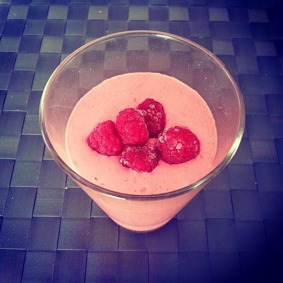 Malinowe smoothie z masłem orzechowym