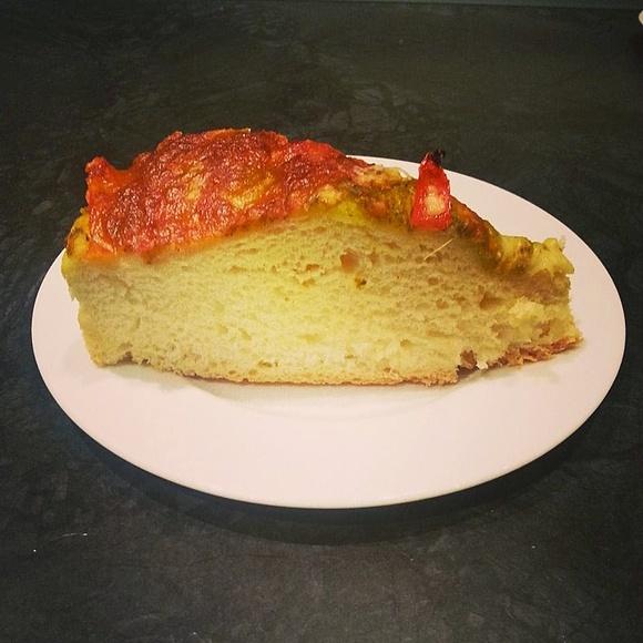 Focaccia z mozzarellą, pesto, pomidorkami i parmezanem
