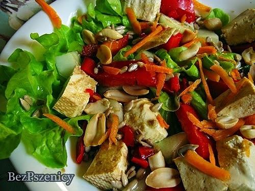 Sałatka z tofu i orzeszkami ziemnymi
