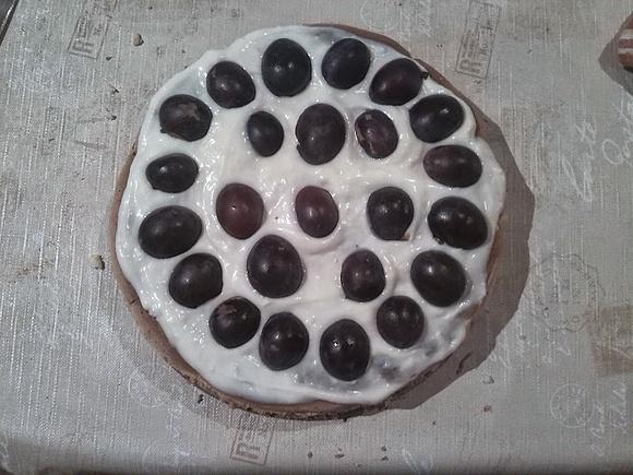 Ciasto z masą budyniową i śliwkami