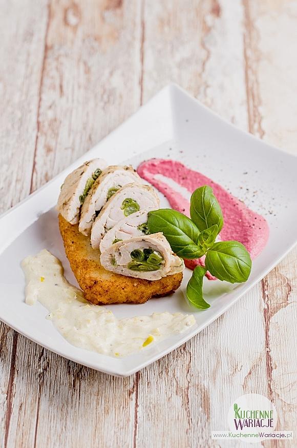 Roladki drobiowe faszerowane fasolką szparagową z sosem porowym i puree buraczanym