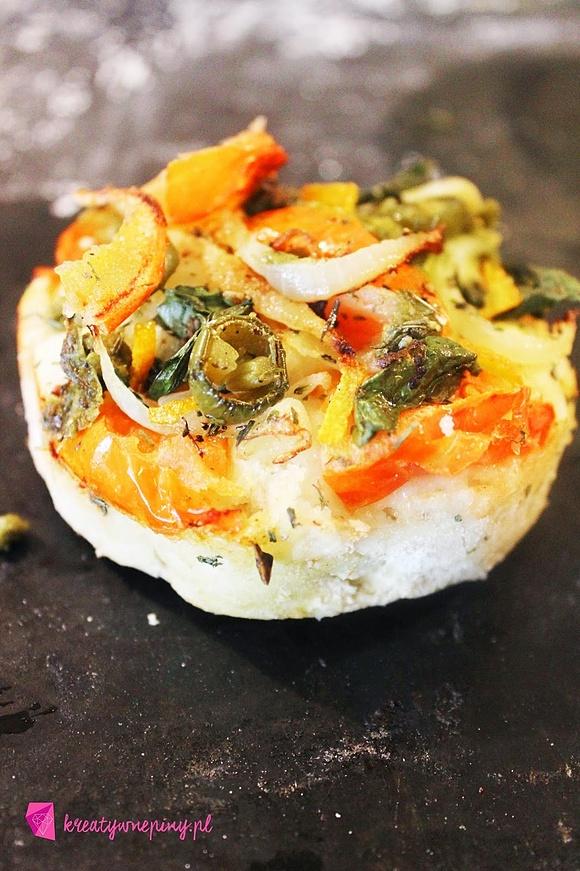 Mini focaccia z pomidorami i jalapeño