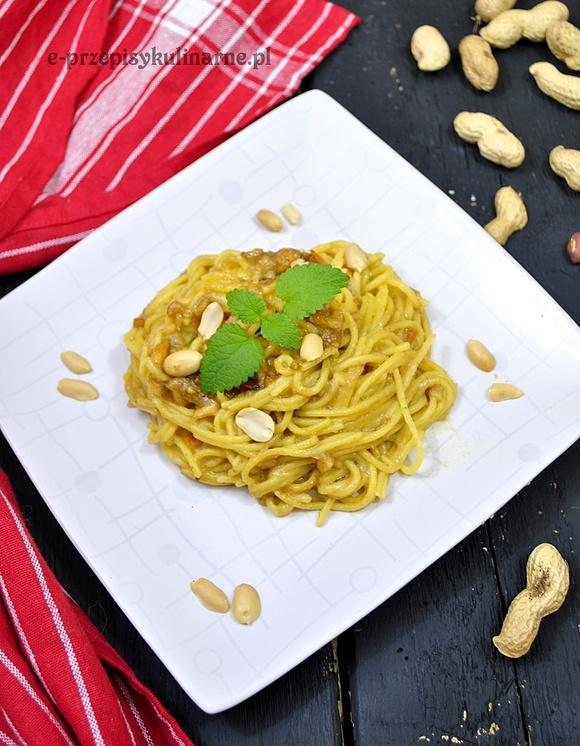 Spaghetti w sosie orzechowym