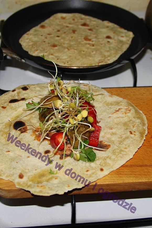 Burrito i tortilla - zwinięta kanapka na szybko