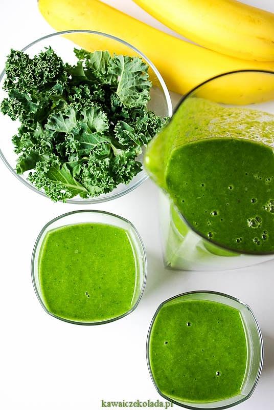 Zielone smoothie z jarmużu, szpinaku, pietruszki i awokado