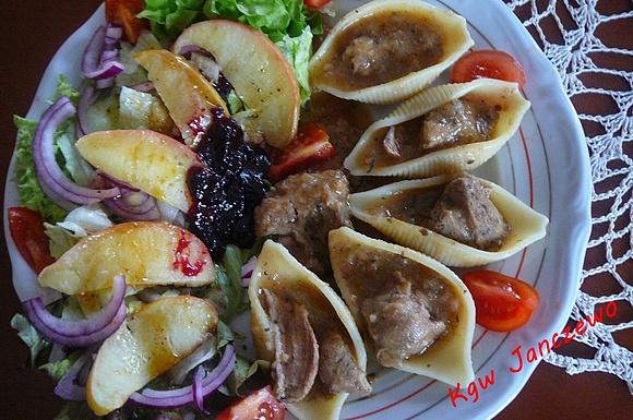 Gulasz w muszelkach z sałatą