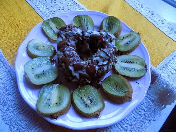Bananowo-pietruszkowe sezamowe ciastko z sosem kakaowym i kiwi
